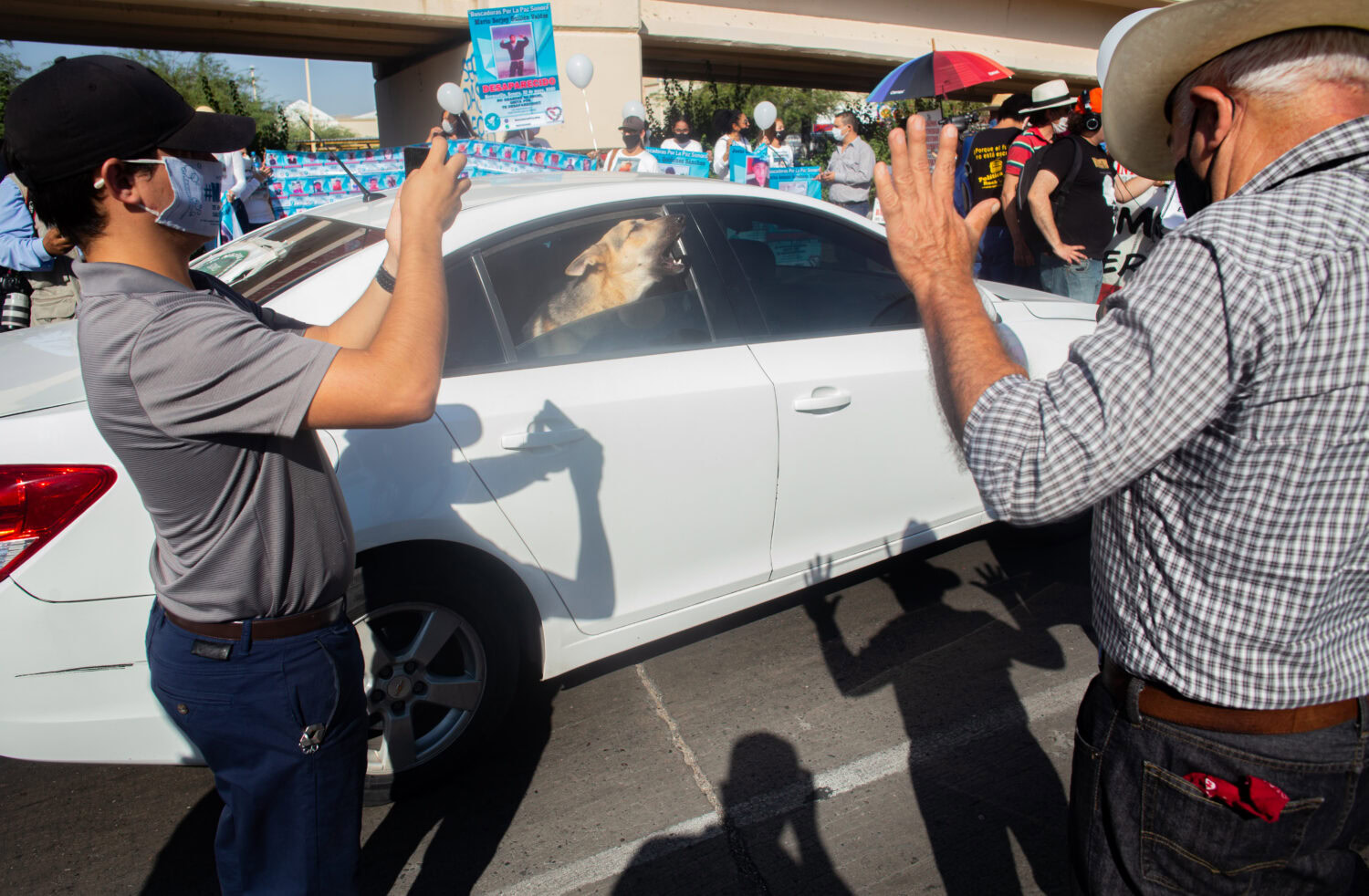 Manifestantes durante visita de AMLO a Hermosillo